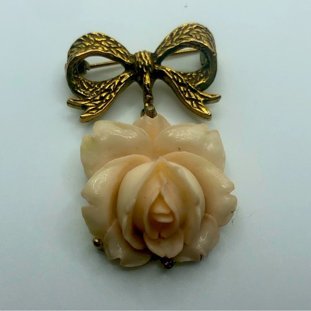 VTG Carved Rose Faux Coral Lucite Flower Goldtone Bow 2”
